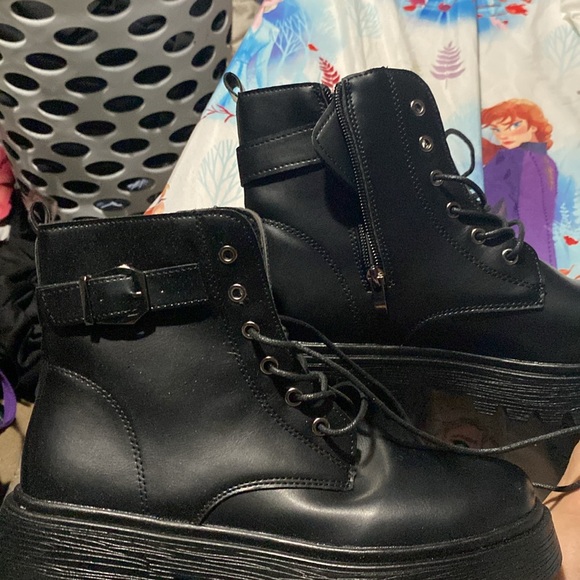 Size 9 boots - Picture 5 of 5